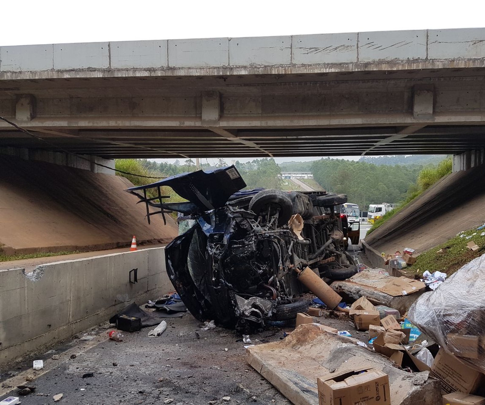 Caminhoneiro sobrevive após veículo cair de viaduto em Jundiaí (SP)