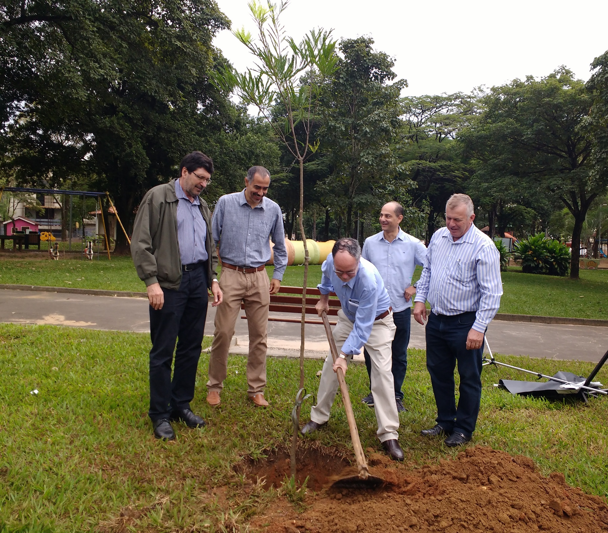 Semana do Meio Ambiente é aberta com plantio de árvore no zoológico de Piracicaba