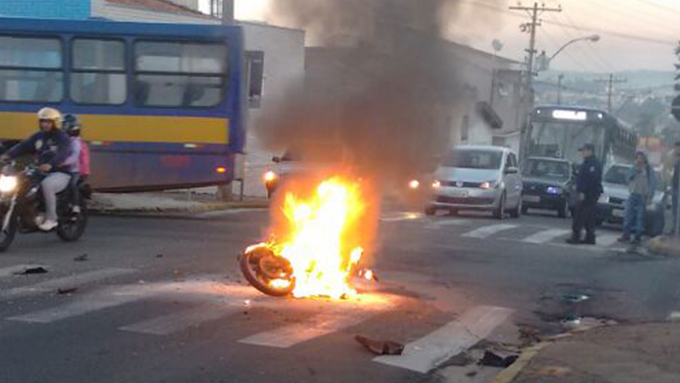 Motocicleta pega fogo após acidente no centro de Capivari
