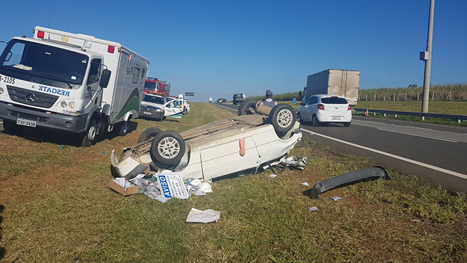 Carro fica destruído após capotar na Rodovia do Açúcar
