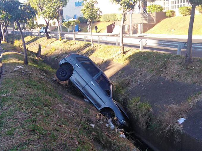 Motorista dorme a caminho do trabalho e cai em córrego em Piracicaba