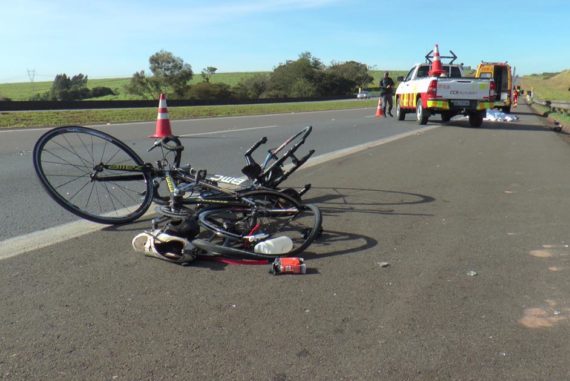 Motorista bêbado atropela e mata dois ciclistas em rodovia