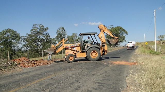 Prefeitura executa tapa-buraco na estrada que liga Piracicaba à Anhumas