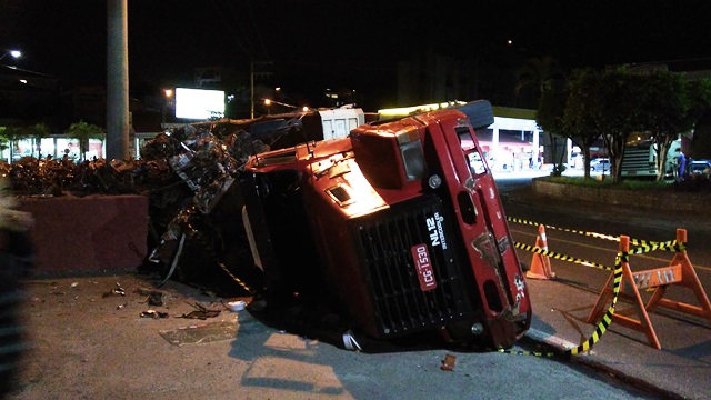 Adolescente fica ferido após caminhão de sucata tombar em Águas de São Pedro
