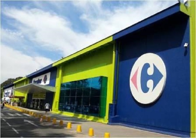 Homem apanha de clientes do Carrefour após abusar de menina de seis anos em Sorocaba Homem apanha de clientes do Carrefour após abusar de menina de seis anos em Sorocaba
