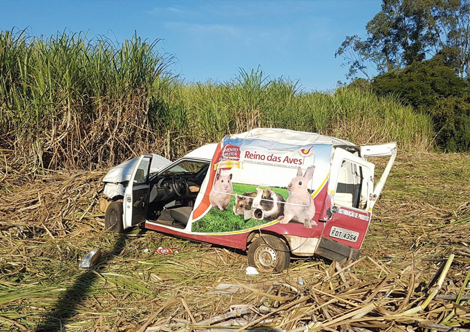 Carro capota e fica destruído após passar por buraco em pista