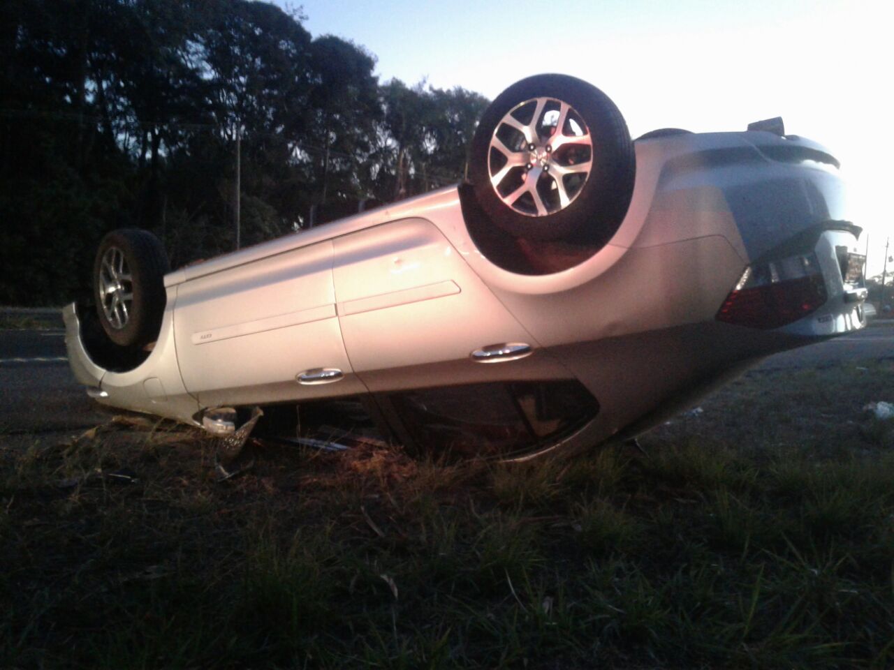 Carro com criança de três anos dentro capota em Piracicaba