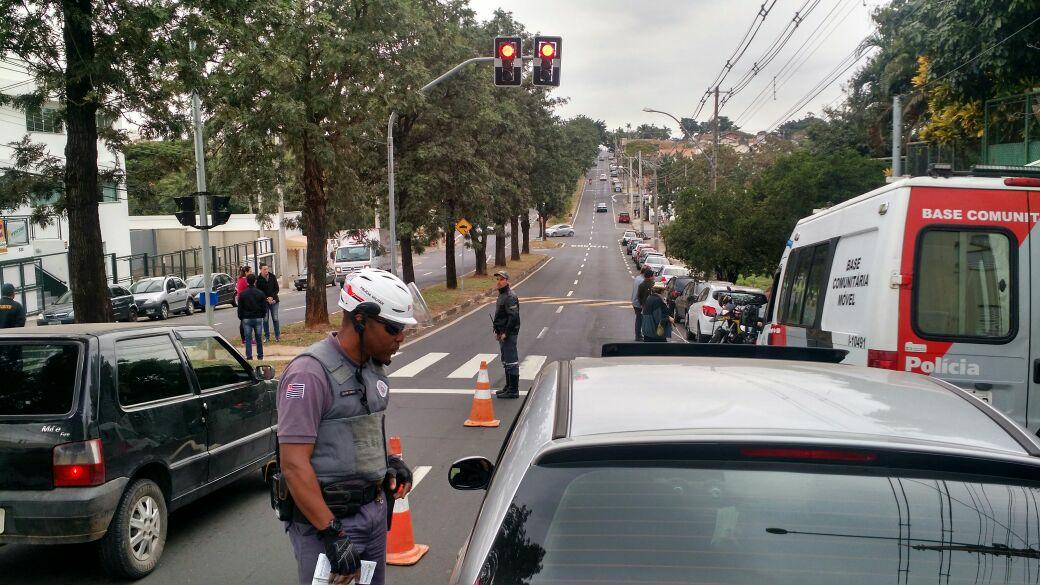 PM ensina deficientes visuais a usar semáforo sonoro em Piracicaba