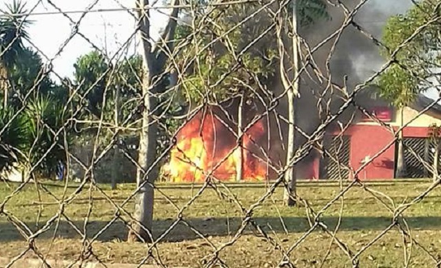 Manifestantes ateiam fogo em avenida em protesto a morte de jovens em Piracicaba