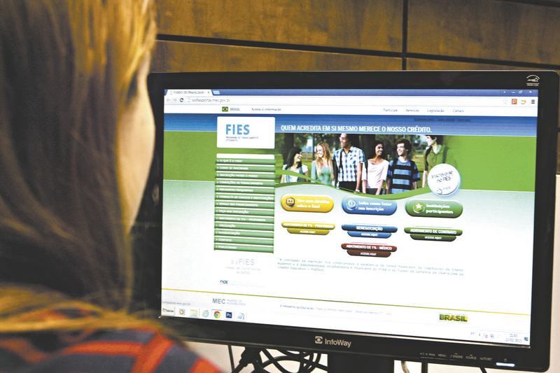 Governo anuncia 100 mil vagas a juro zero para FIES