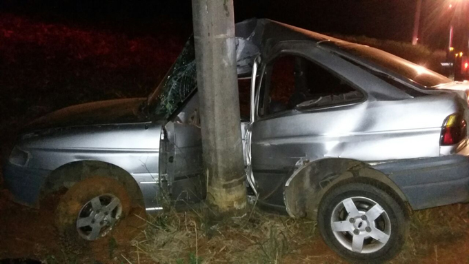 Homem morre após carro com placas de Piracicaba colidir contra um poste