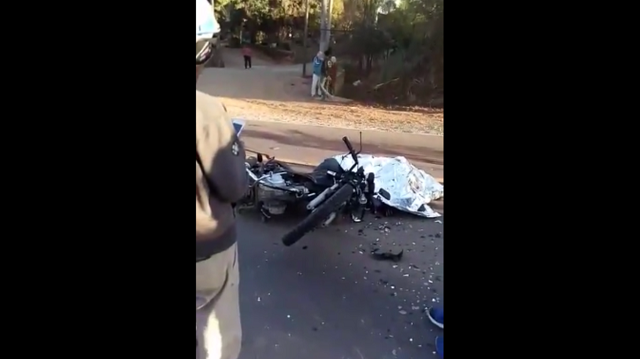 Jovem morre após bater moto contra caminhão em Rio das Pedras