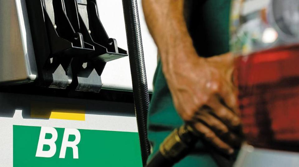 Petrobras volta a cortar preço da gasolina e do diesel