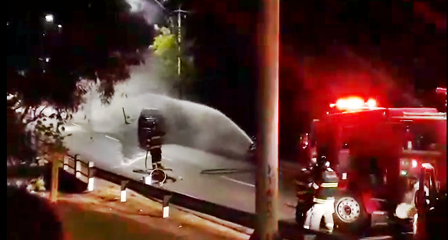 Carro pega fogo e interdita ponte em Piracicaba