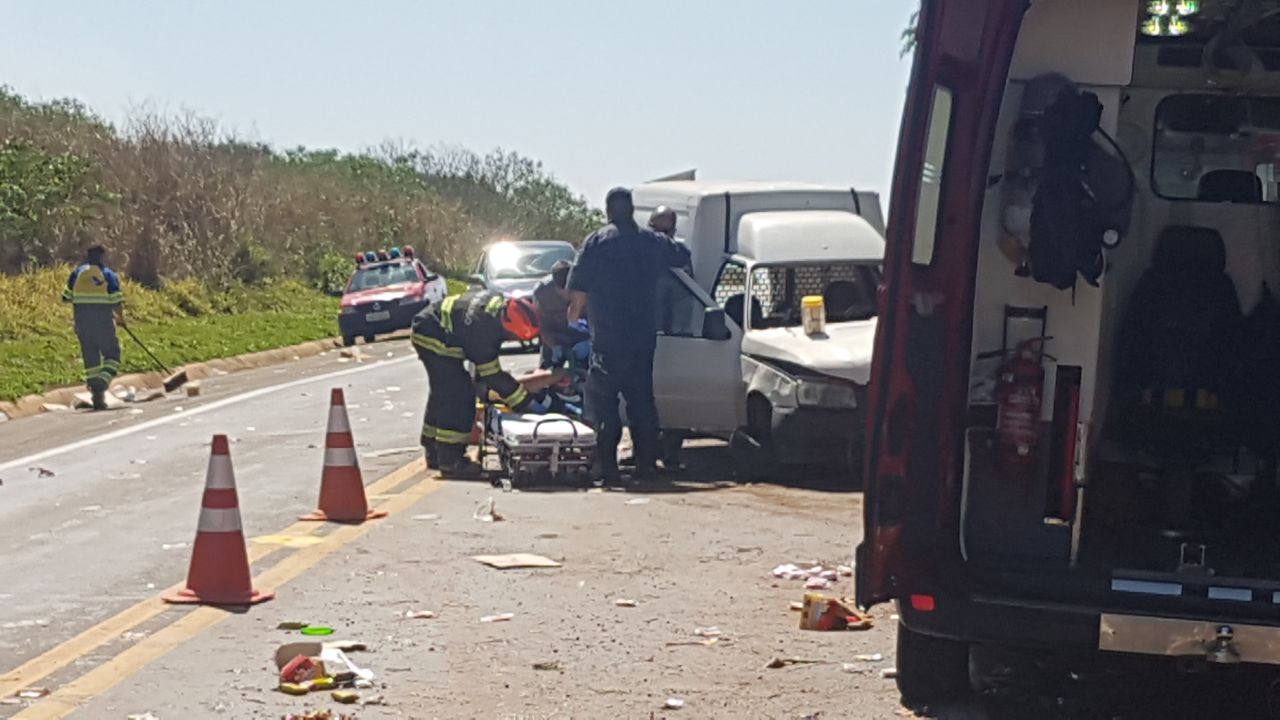 Carro carregado com doces capota em pista nesta manhã (25)