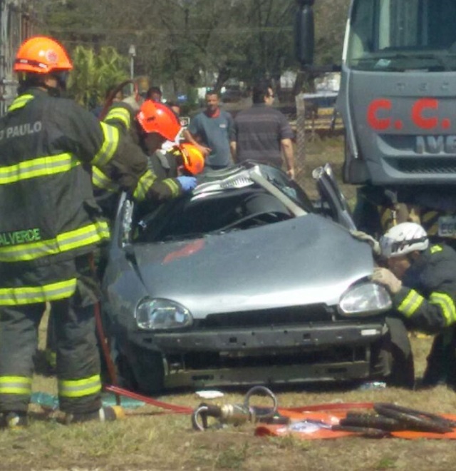 Grave acidente deixa duas pessoas presas às ferragens em Piracicaba