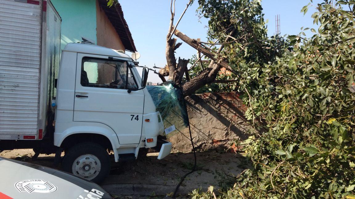 Caminhão perde o freio e atropela idoso em Piracicaba