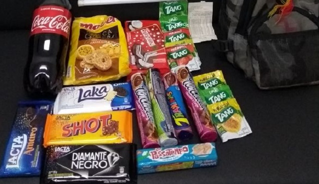 Jovens são flagrados tentando furtar doces, sucos e refrigerantes do Coop, em Piracicaba