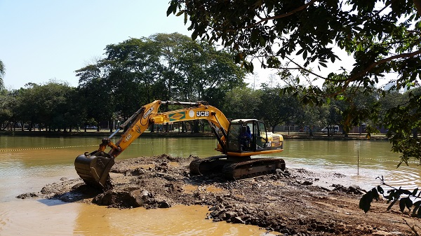 Força-tarefa deve retirar mais de 50 caminhões de resíduos da lagoa da Rua do Porto