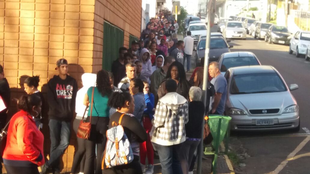 Multidão ainda aguarda atendimento do lado de fora do CAT em Piracicaba