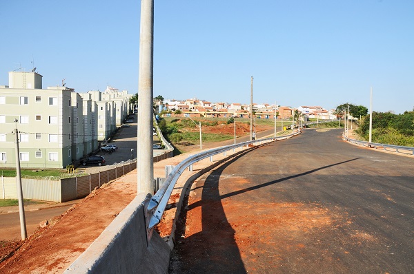 Avenida Higienópolis, em Piracicaba, recebe postes de iluminação