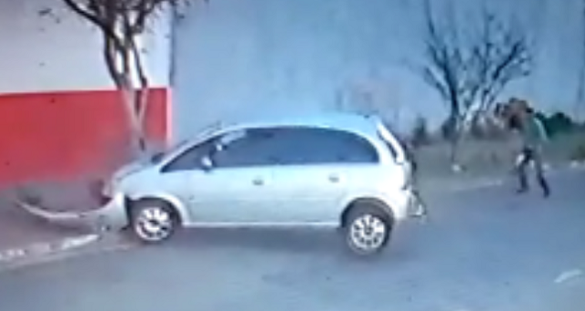 Câmera de segurança flagra momento em que homem foi morto em Piracicaba