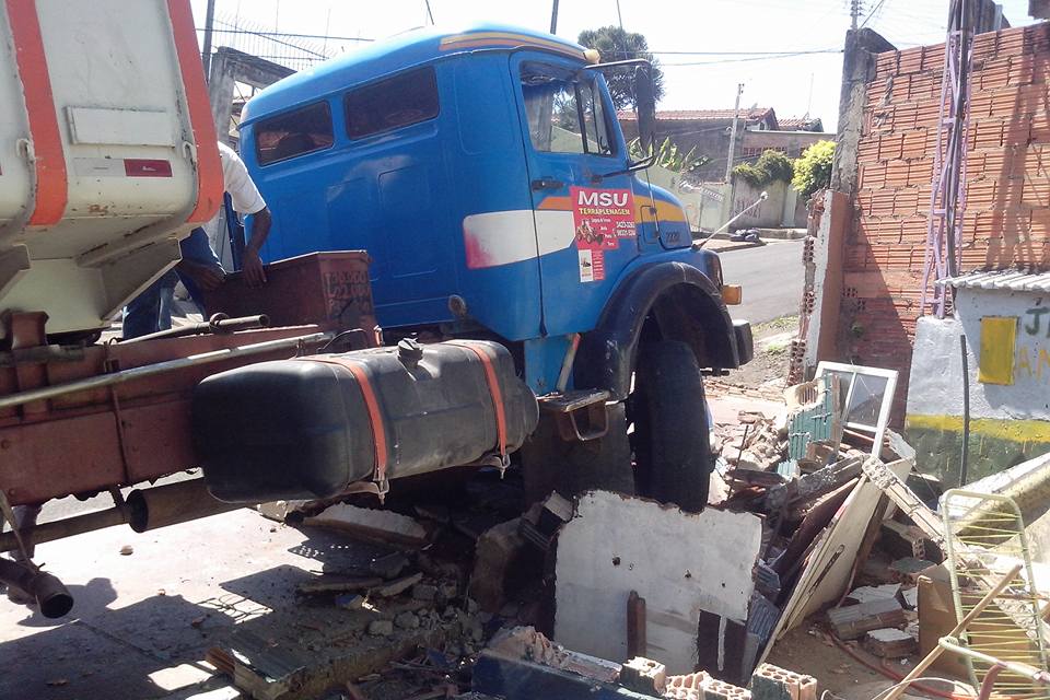 Caminhão invade casa no Jaraguá, em Piracicaba