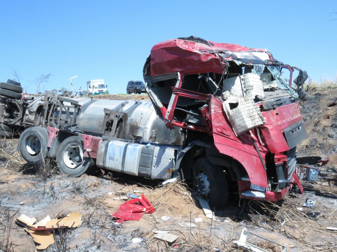 Caminhão fica destruído após acidente em pista na região de Piracicaba