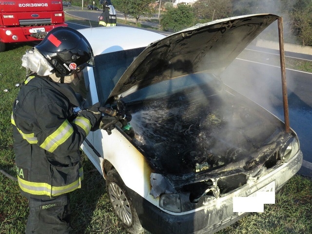 Carro pega fogo em pista de Piracicaba