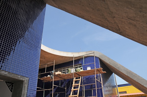 Pavimento da plataforma de embarque e cobertura do Terminal Vila Sônia ficam prontos