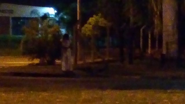 Mulher ‘fantasma’ assusta motoristas durante a madrugada em Piracicaba