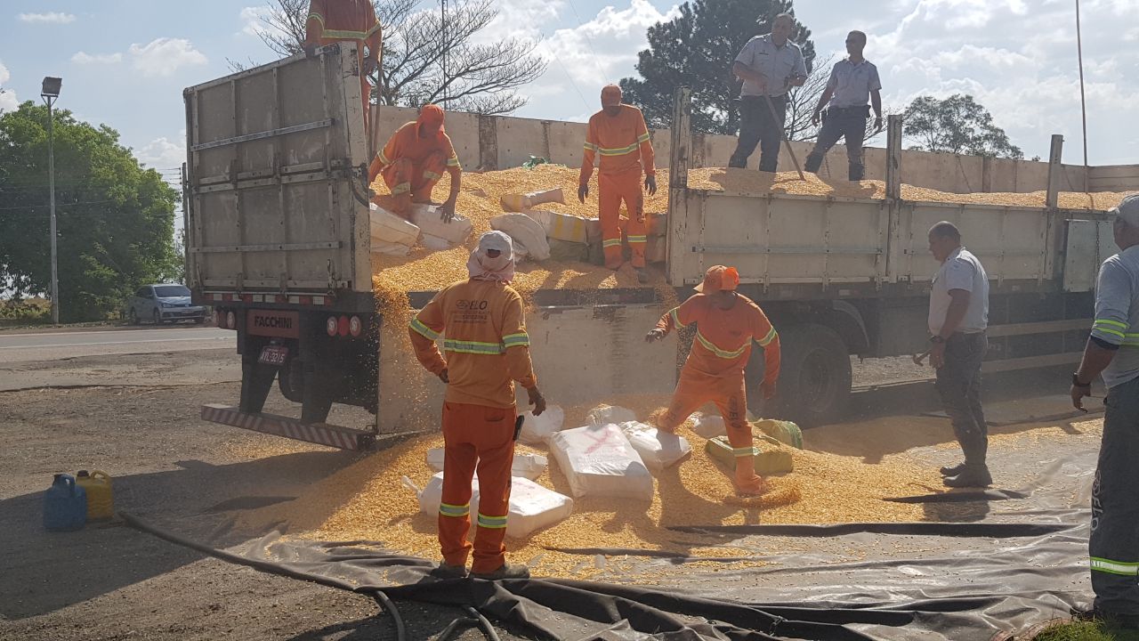 Caminhão de milho com toneladas de maconha é interceptado em Capivari