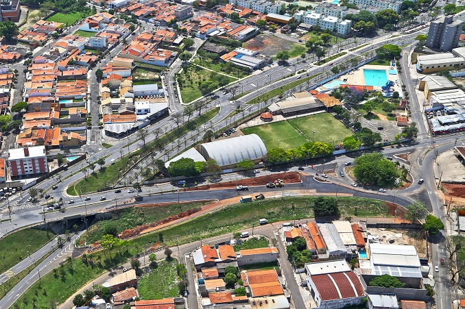 Trabalhos na rotatória da Luciano Guidotti, em Piracicaba, são intensificados