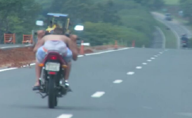 Jovem é flagrado sem capacete dirigindo perigosamente em rodovia de Piracicaba