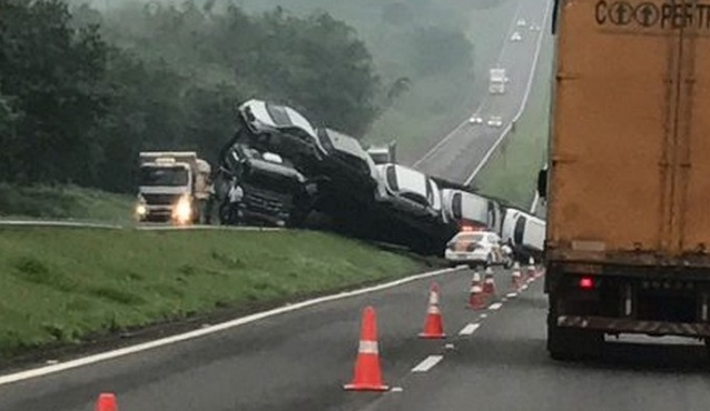 Caminhão cegonha com vários HB20 tomba em pista de Piracicaba