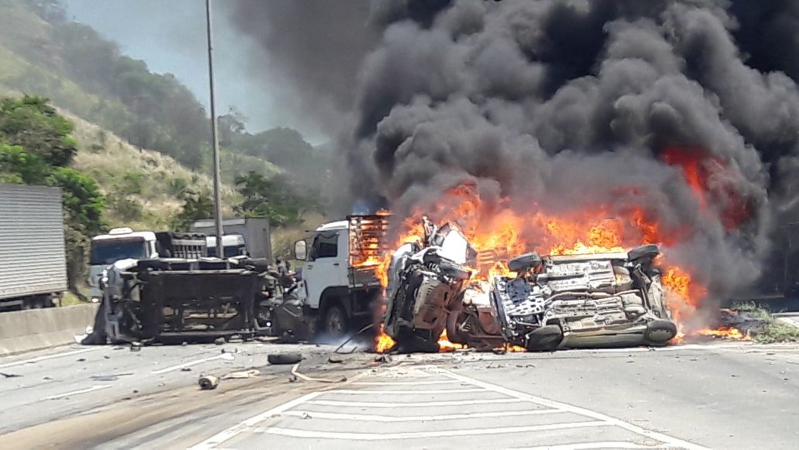 Três morrem em acidente entre sete veículos na grande Vitória