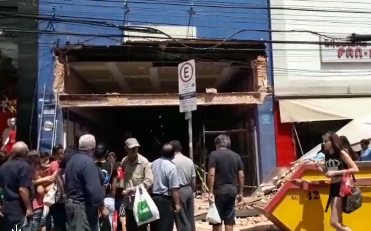Fachada de loja desaba sobre trabalhador em Piracicaba