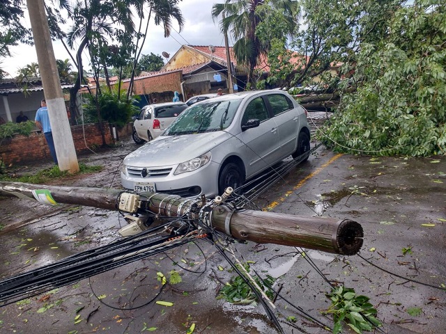 Quedas de árvores e postes de luz isolam bairro de Piracicaba