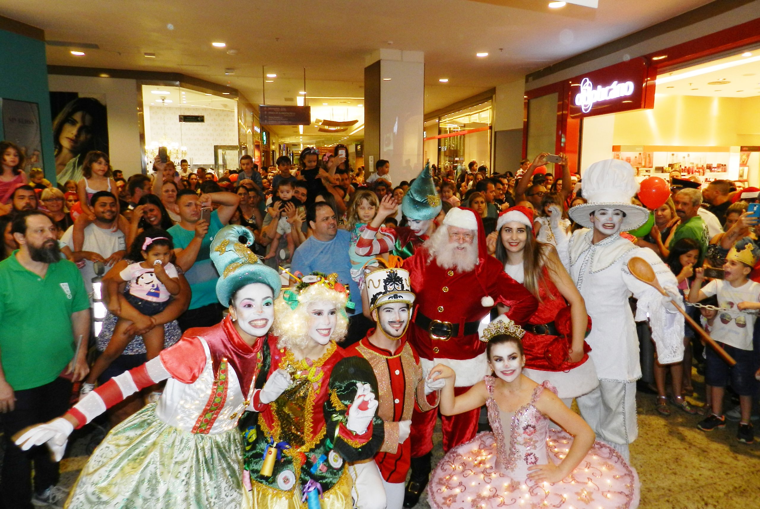 Chegada do Papai Noel no Shopping Piracicaba reuniu mais de três mil clientes