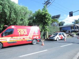 Acidente entre moto e carro deixa jovem ferida em Piracicaba
