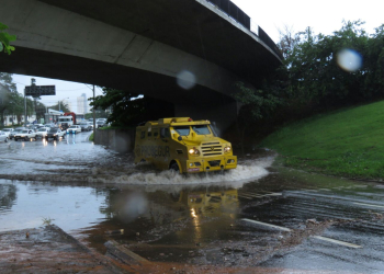 Alagamento na Avenida 1º de agosto, no bairro da Vila Rezende, Piracicaba. Foto de Gustavo Alves de Oliveira / PIRANOT.