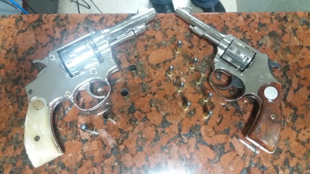 Quatro pessoas são detidas com armas em canavial de Piracicaba