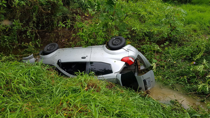 Motorista perde o controle e carro cai em córrego em Capivari