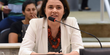 Vereadora Nancy Thame quer isenção de tarifa de ônibus para portadores de hepatite C em Piracicaba. Foto de Fabrice Desmonts.