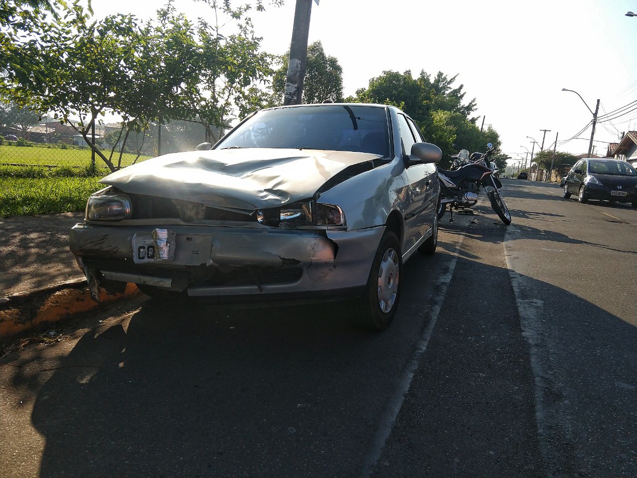 Jovem de 24 anos fica ferido em colisão frontal entre moto e carro em Piracicaba