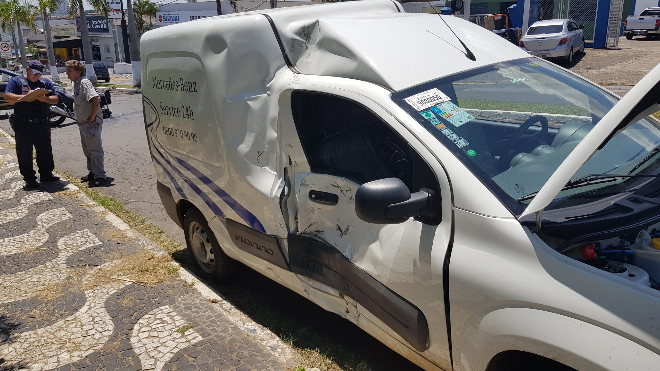 Colisão entre carro e moto deixa uma pessoa ferida e inconsciente