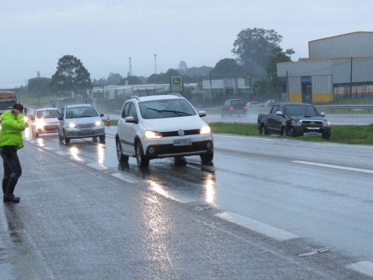 Chuva provoca dois acidentes na Rodovia do Açúcar, em Piracicaba