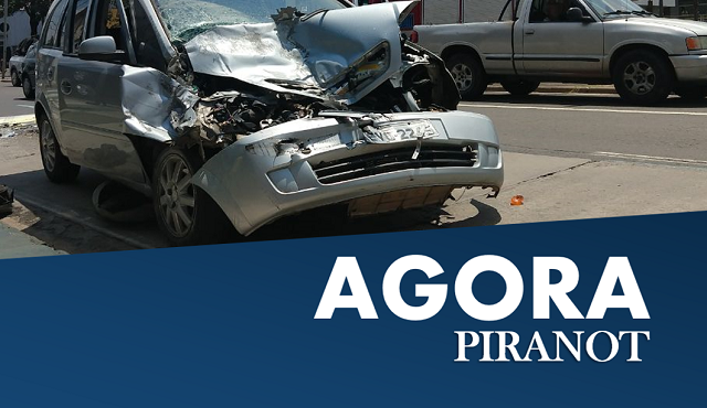 Carro pega fogo após bater na traseira de ônibus em Piracicaba