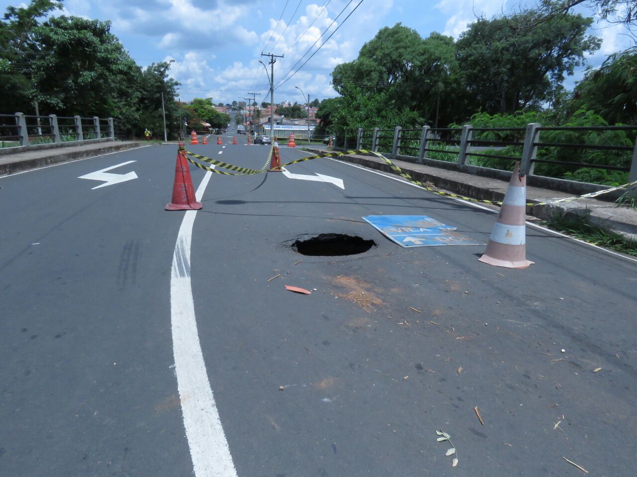 Buraco interdita ponte na Avenida Alberto Vollet Sachs