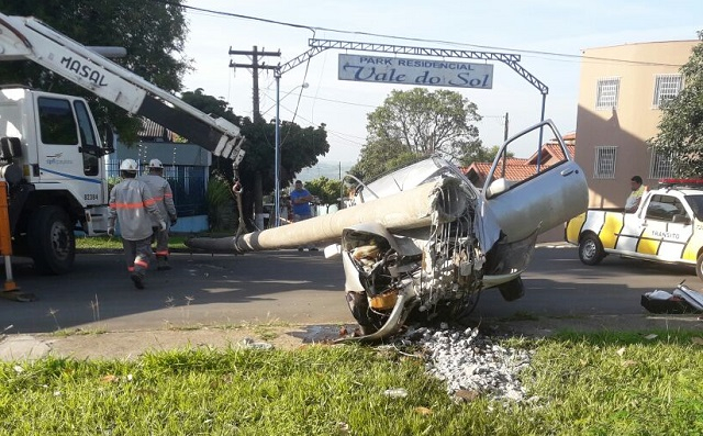 Homem derruba poste no final da madrugada de hoje (10), em Piracicaba